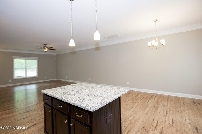Building Photo - 721 Thrush Dr