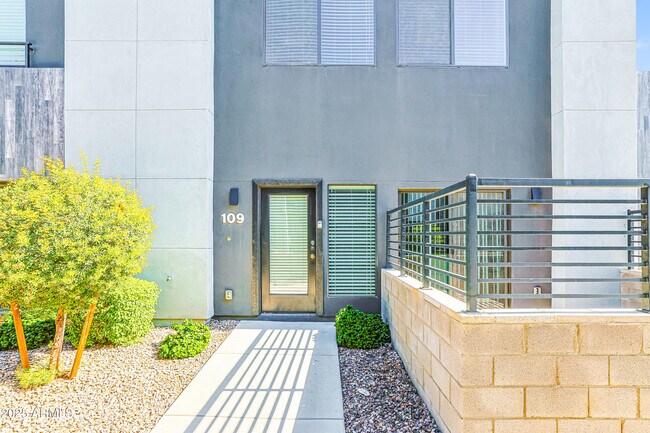 Primary Photo - 1119 S Stapley Dr