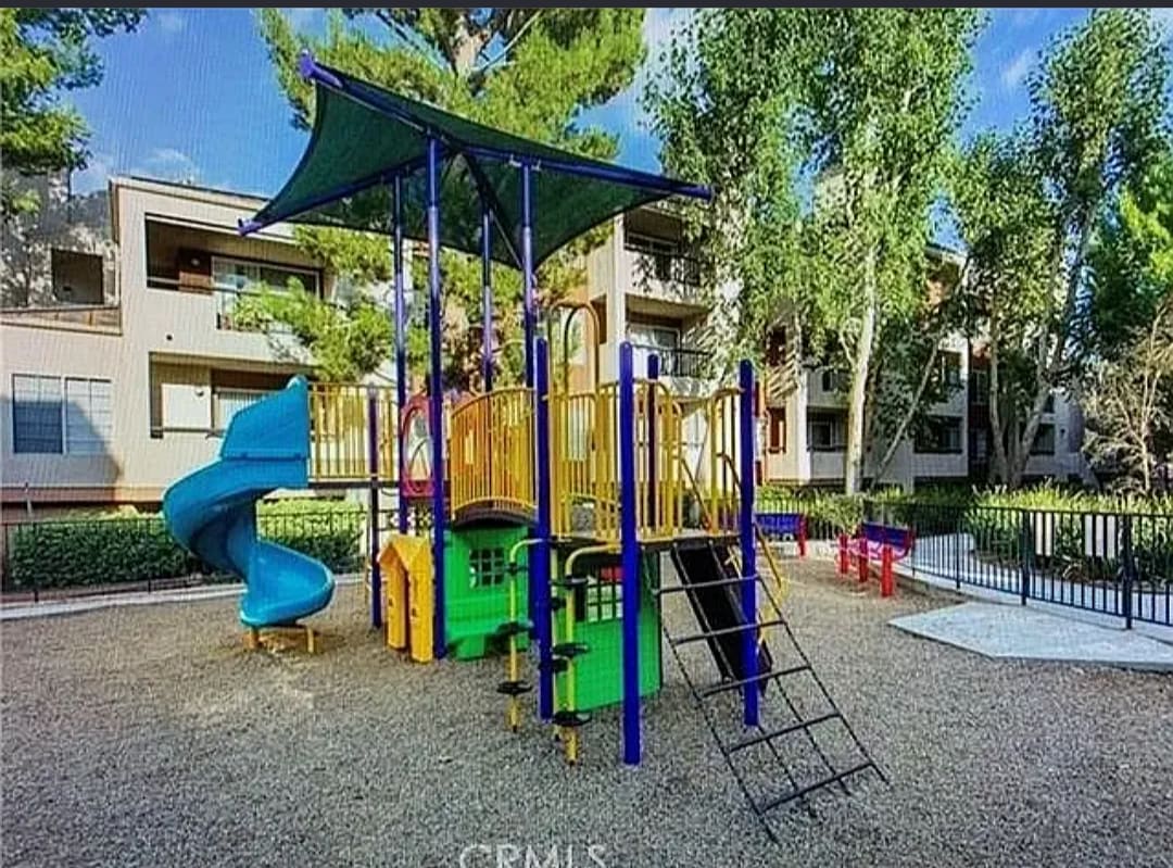 Building Photo - 5530 Owensmouth Ave