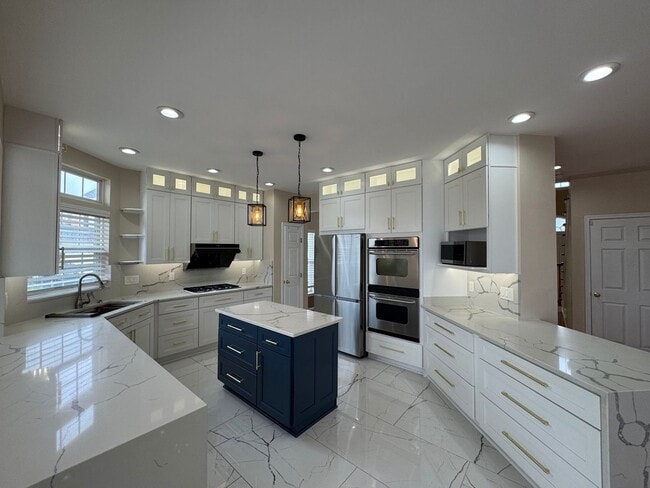 Building Photo - Stunning  4 Bed 3 Bath Home With Spacious ...