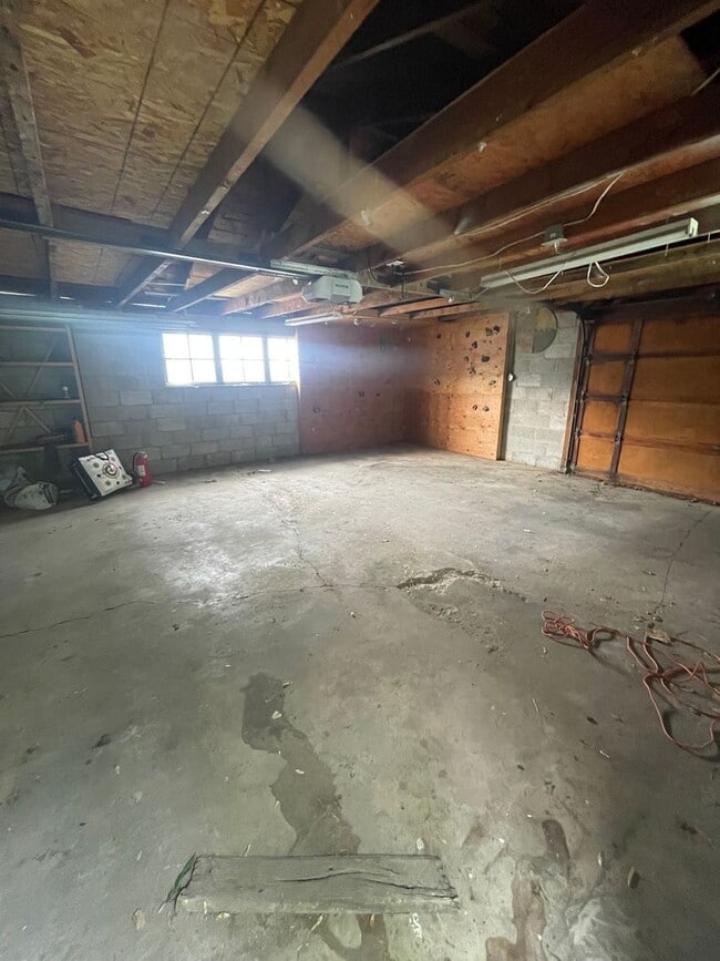 Building Photo - Beautiful 4-Bedroom House