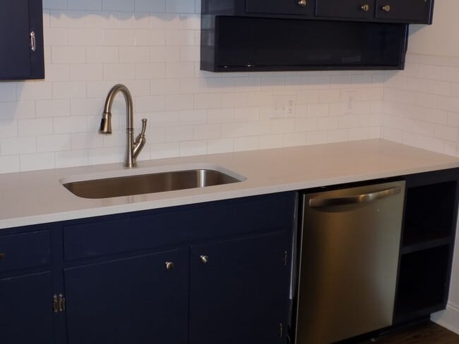 Building Photo - Charming Two Bedroom Duplex in Commonwealth Park!