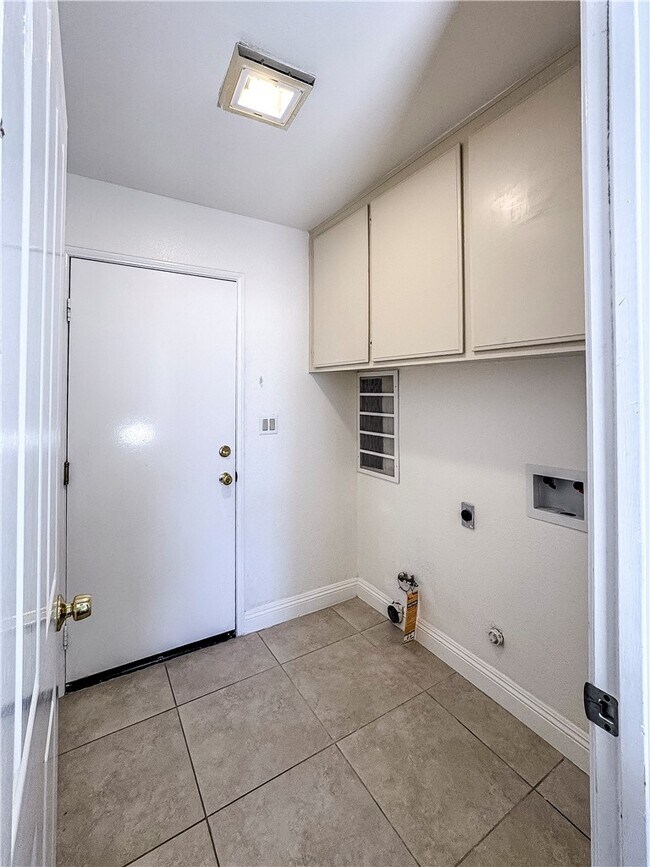 Building Photo - 25035 Eaton Ln