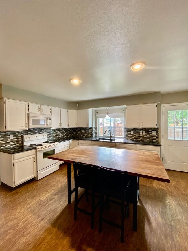 Building Photo - 4 Bedrooms on Corner Lot in 80920!  Dog Friendly!