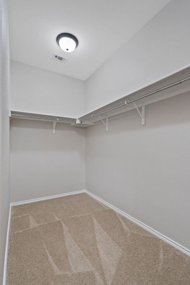 Building Photo - 1132 Hyde Park Dr