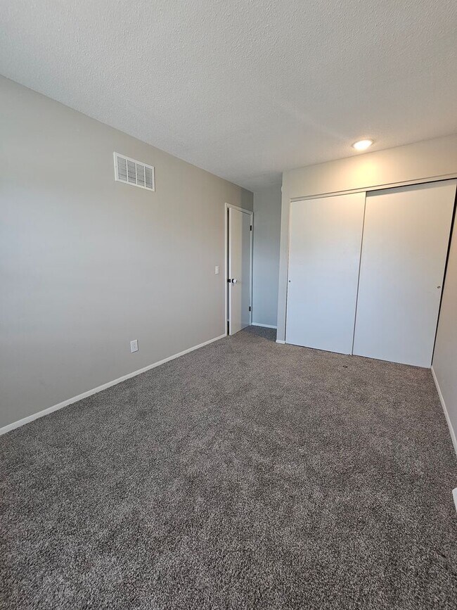Building Photo - 4018 N Elsie Ave