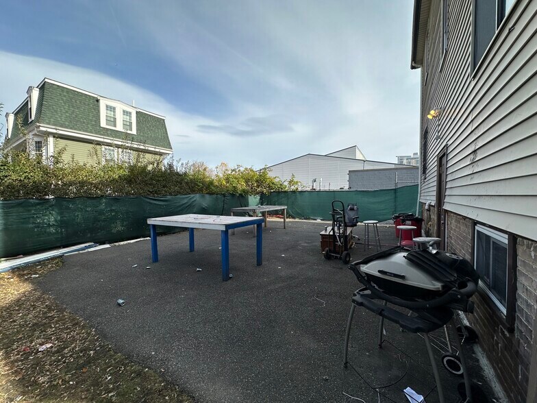 Building Photo - 74 Ashford St