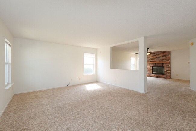 Building Photo - Spacious 4-Bed Waterfront Home in Westmere...