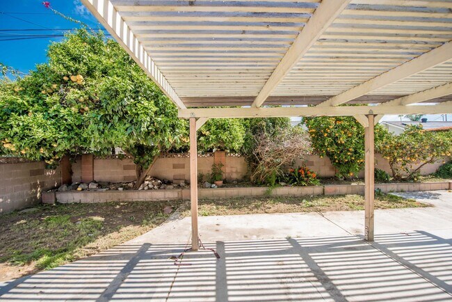 Building Photo - Single Family Stunner!