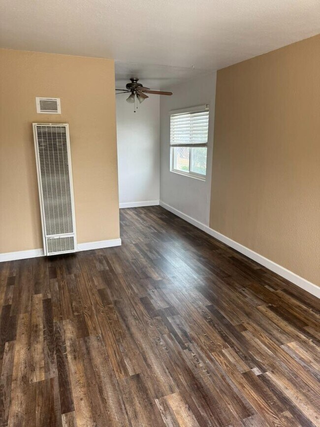 Building Photo - 423 W Ramona Dr