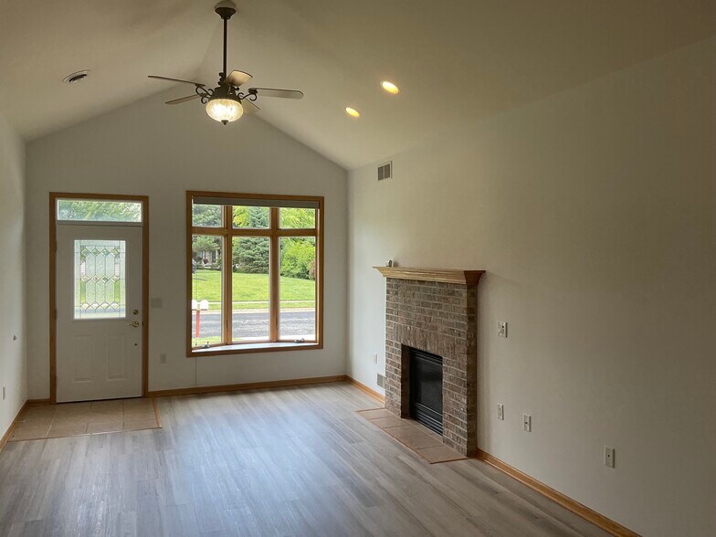 Building Photo - 5801 E Open Meadow