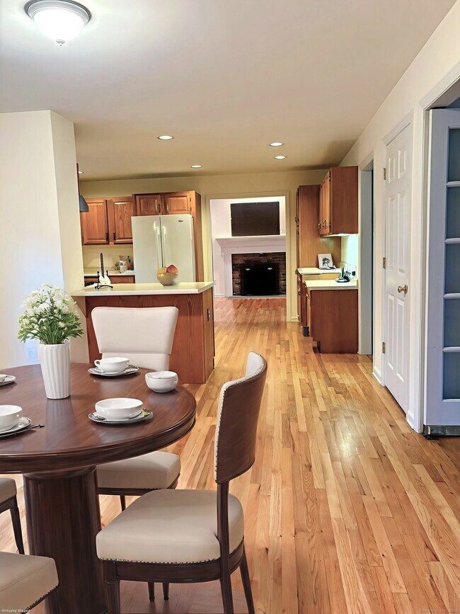 Building Photo - 5 Howes Ct