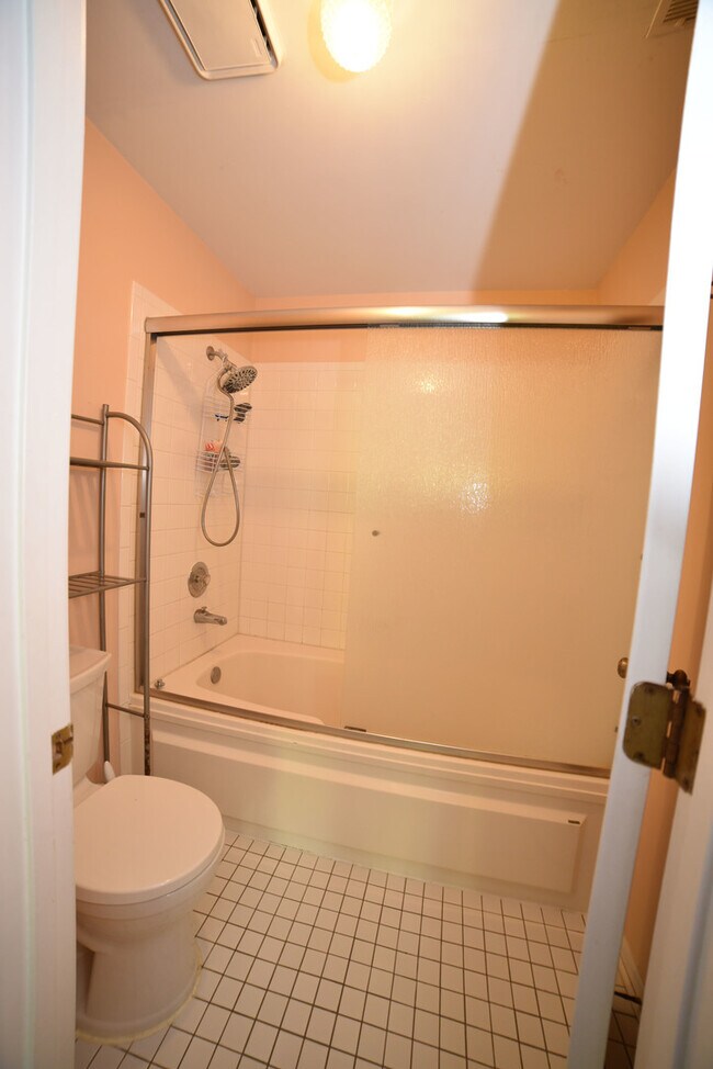 Building Photo - 2545 Live Oak Ln