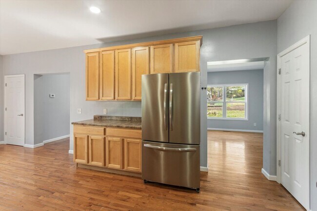 Building Photo - In Town Near The Bike Path