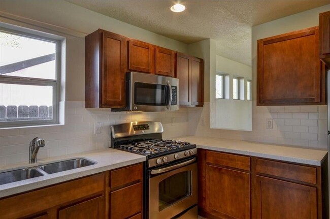Building Photo - Newer Town home close to everything!