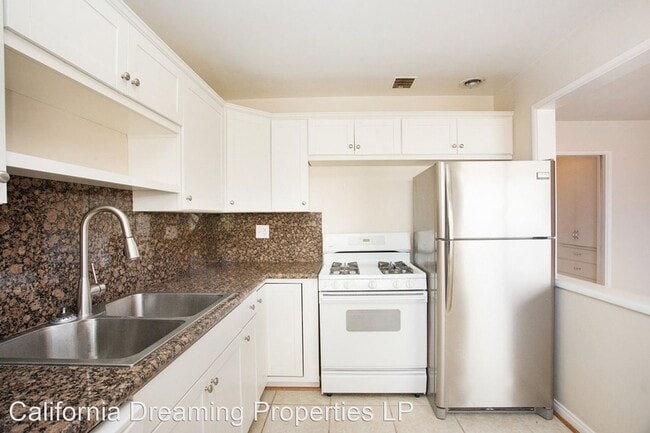 Building Photo - 520-524 Avenida Victoria