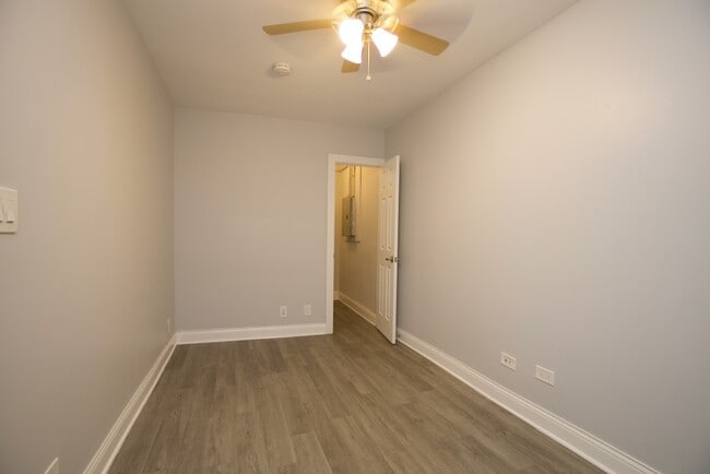 Building Photo - 2647 N Sacramento Ave