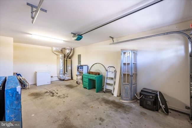 Building Photo - 38259 Lake Dr