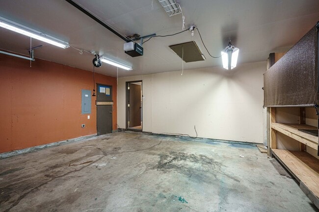 Building Photo - 3 Bedroom 2 Bath Single Level with Fence B...