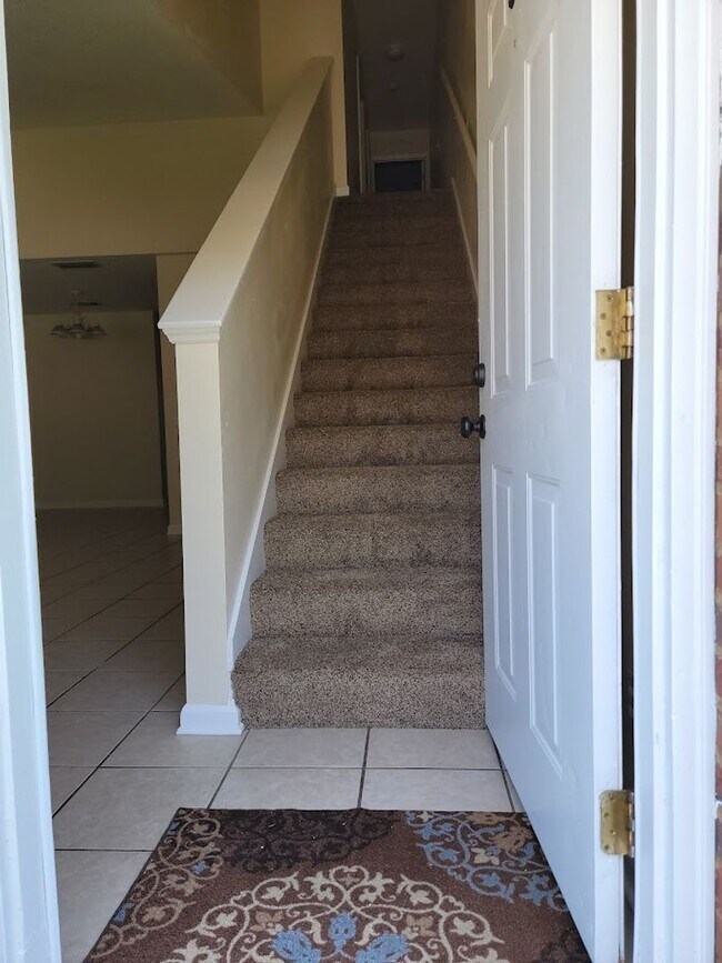 Building Photo - 3 BR/ 2BA Townhome located in