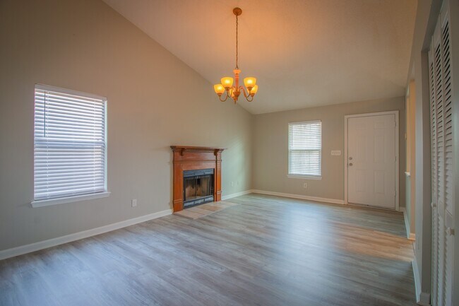 Building Photo - 2801 Ridgecrest Dr