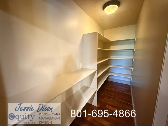 Building Photo - 5725 Brook Cir
