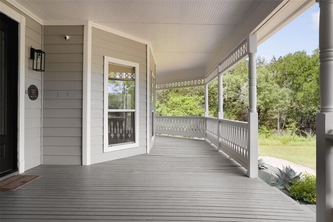 Building Photo - 11505 SW Oaks