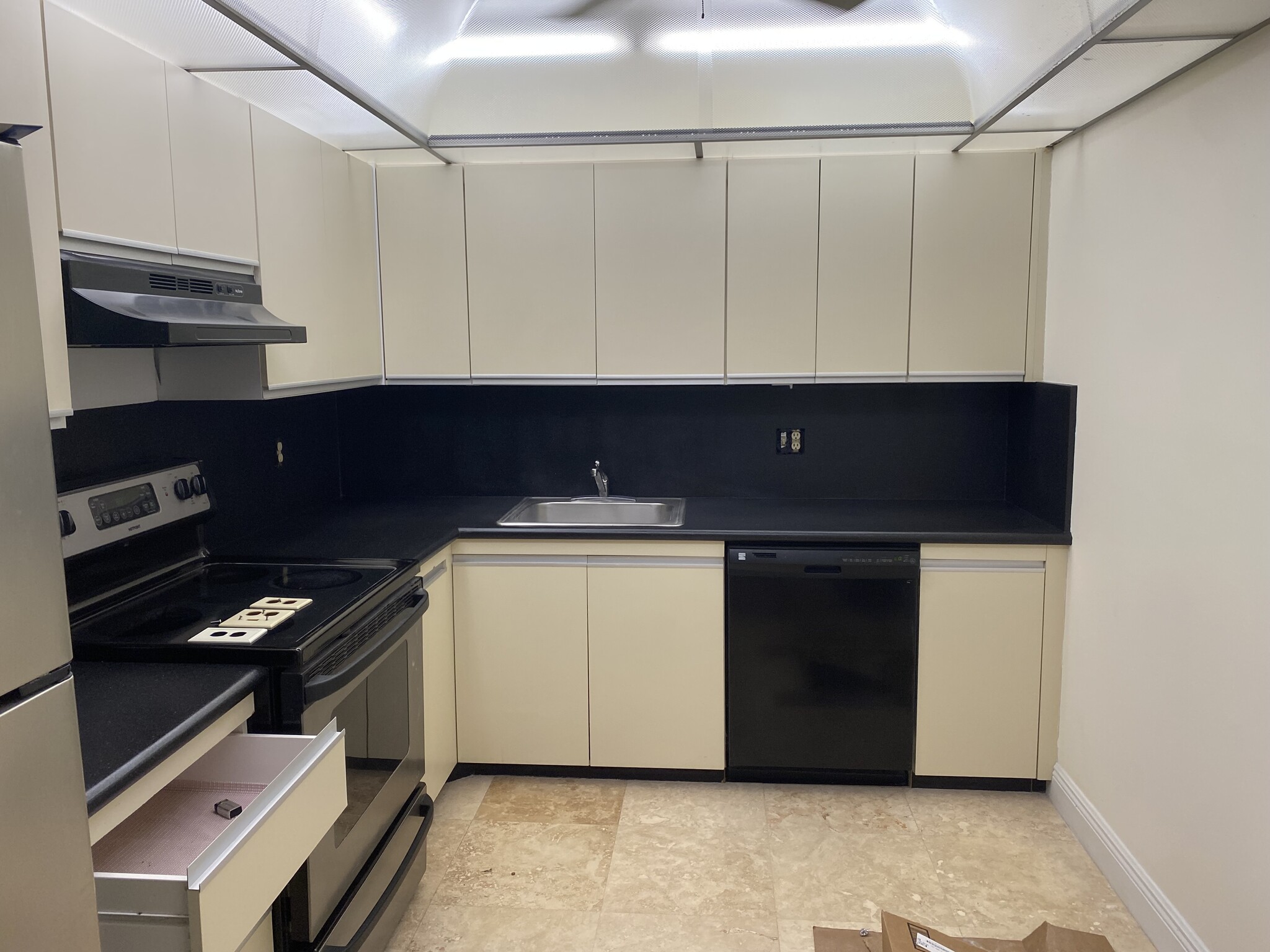 Building Photo - 2500 Parkview Dr