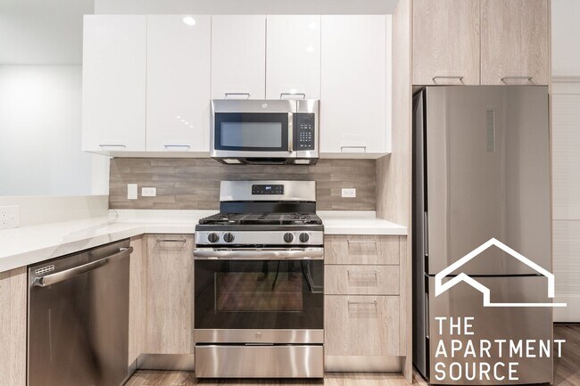 Building Photo - South Loop 3 bed 2 bath -- Updated Kitchen, HUGE Floorplan