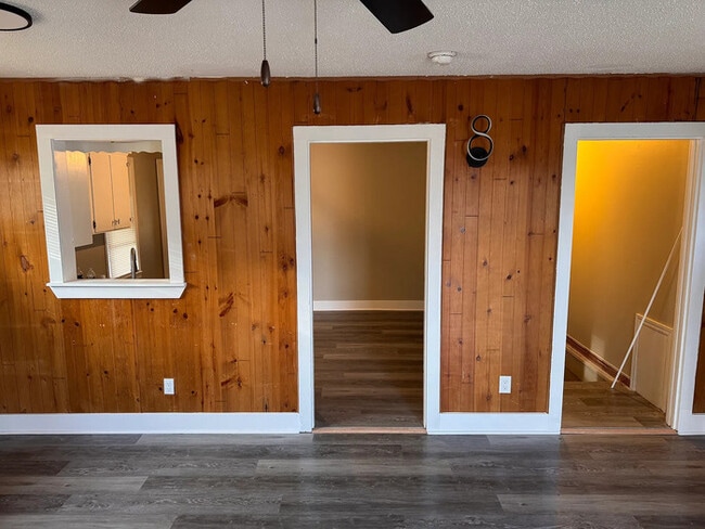 Building Photo - Single family home for rent 2 bed 1 bath detached garage