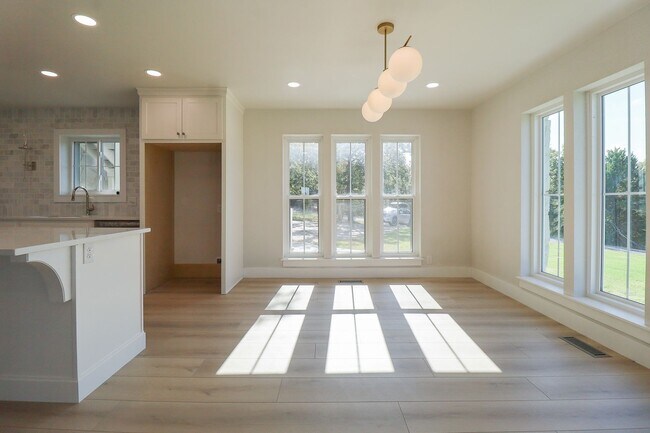 Building Photo - 4 Bed | 3 Bath on Keystone Lake!