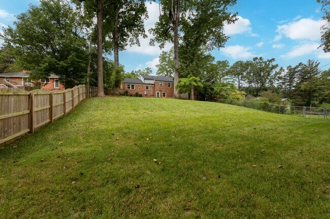 Building Photo - 5839 Wedgewood Dr
