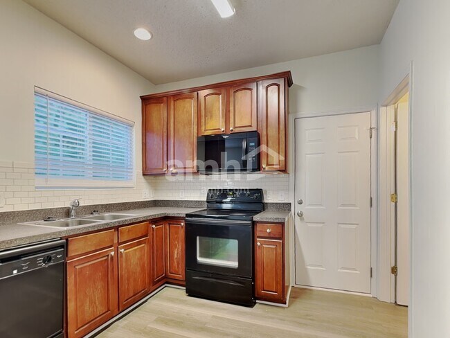 Building Photo - 532 Osborne Rd