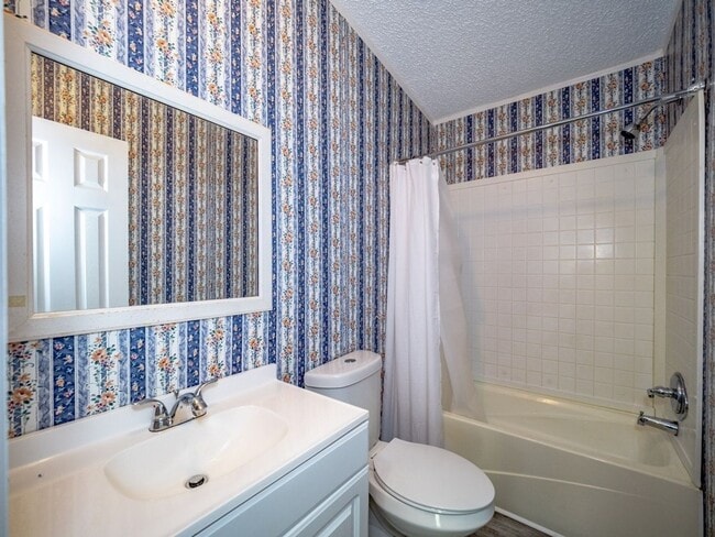 Building Photo - Explore our recently upgraded 3 bedroom 2 bath home