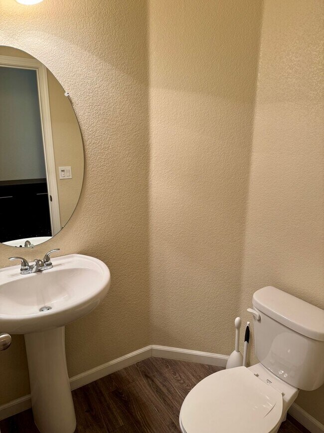 Building Photo - Spacious 4 Bedroom 3 1/2 Bath Home Available Now