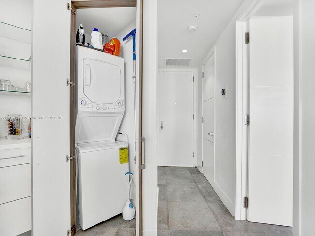 Building Photo - 888 Brickell Key Dr
