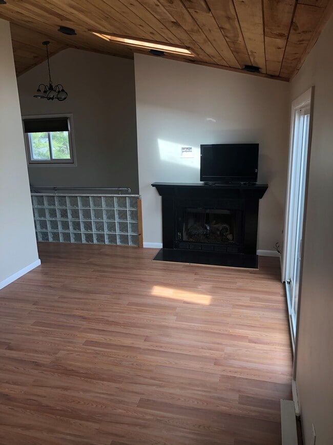 Building Photo - 311 Racebrook Rd