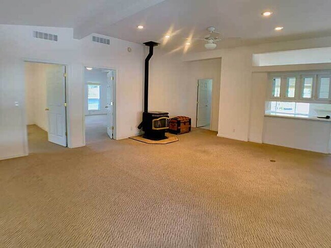 Building Photo - 2100sf 2 bed / 2 bath home with spacious living spaces for rent!