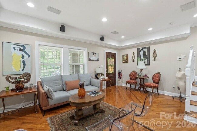 Building Photo - 703 S Summit Ave