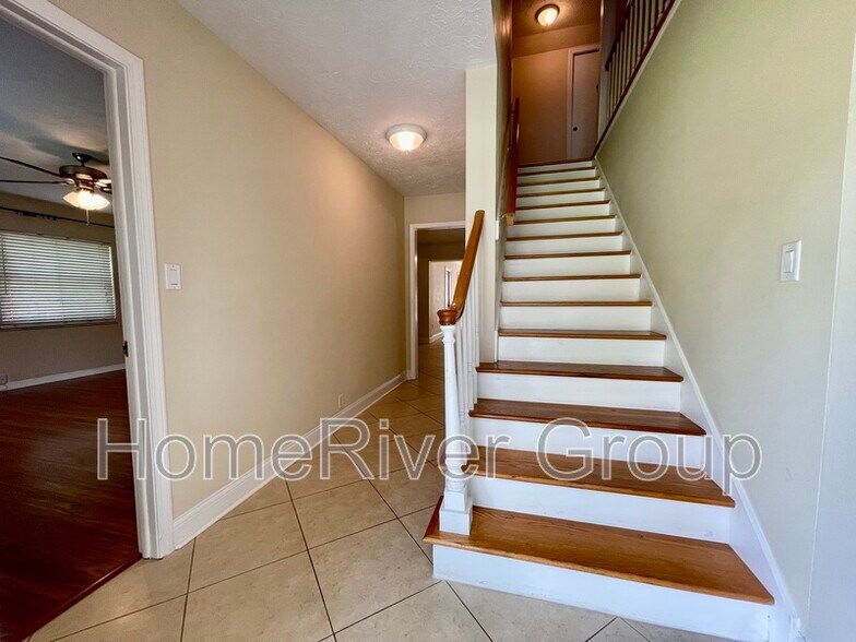 Building Photo - 2105 W Country Club Dr