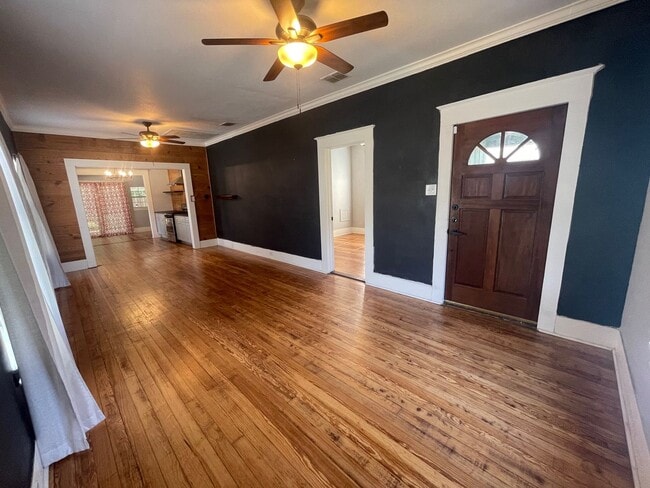 Building Photo - Woodlawn Gem!!
