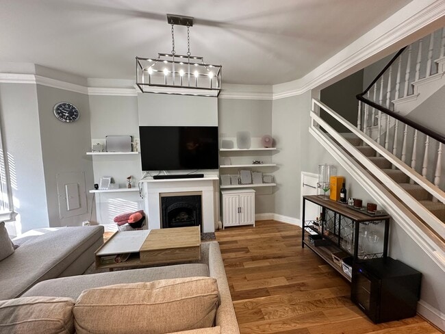 Building Photo - 2 Bedroom 1.5 Bath Condo in Shaw Neighborhood, Backyard, Recently Renovated, Fabulous Modern Feat...