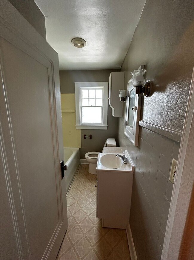 Building Photo - Washington Street Duplex