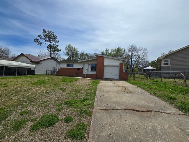 Building Photo - 3 bed 1 bath in Tecumseh!