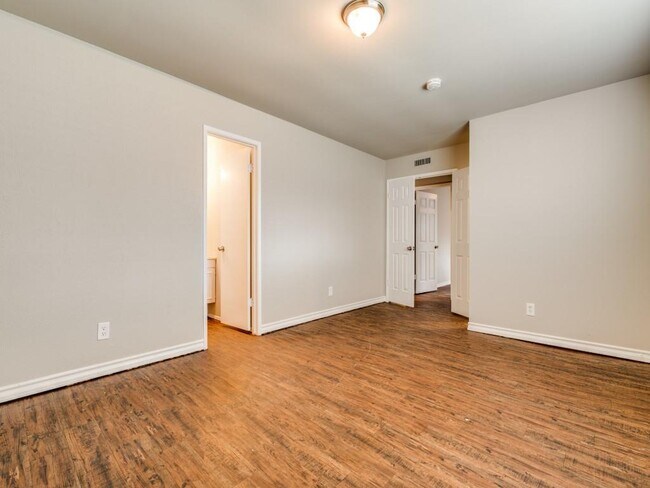 Building Photo - 502 Wildflower Dr
