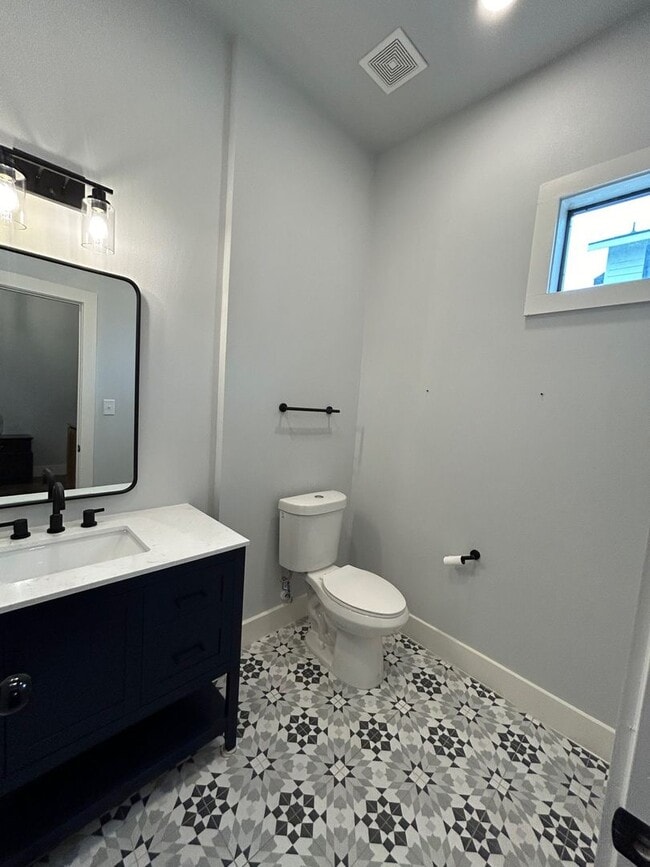 Building Photo - 2BED / 1BATH Condo/Townhome For Lease! Available NOW!