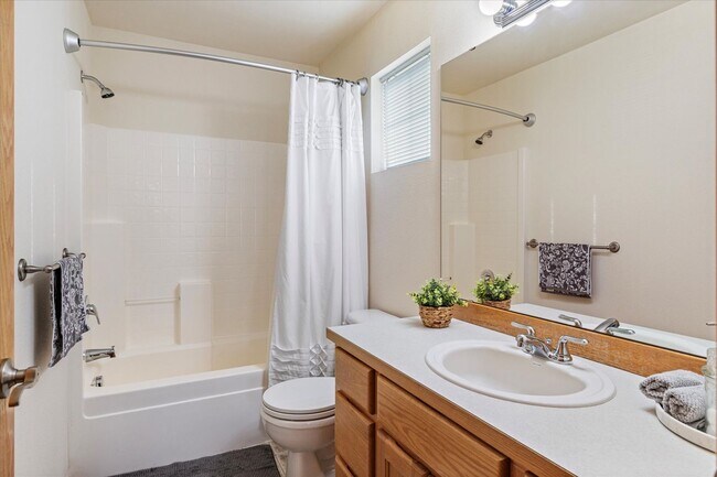 Building Photo - Beautiful 3 bedroom 2.5 bathroom Lake Stevens home!