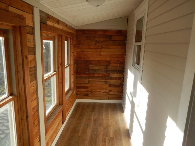Building Photo - Newly Remodeled 3BR, 2BA, Single Family Ho...