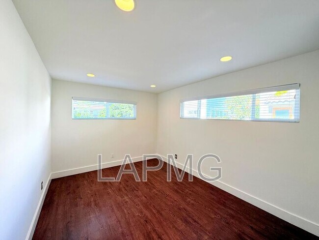 Building Photo - 4447 Lockwood Ave