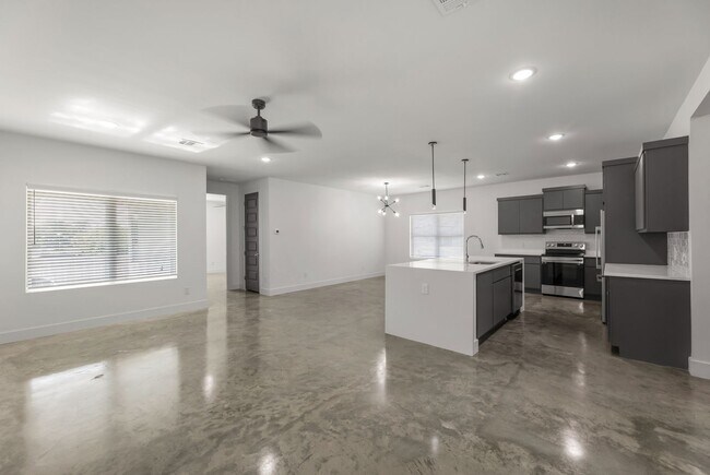 Building Photo - Wolf Den 3BR Near South College Station | Ideal Layout + Garage + Space